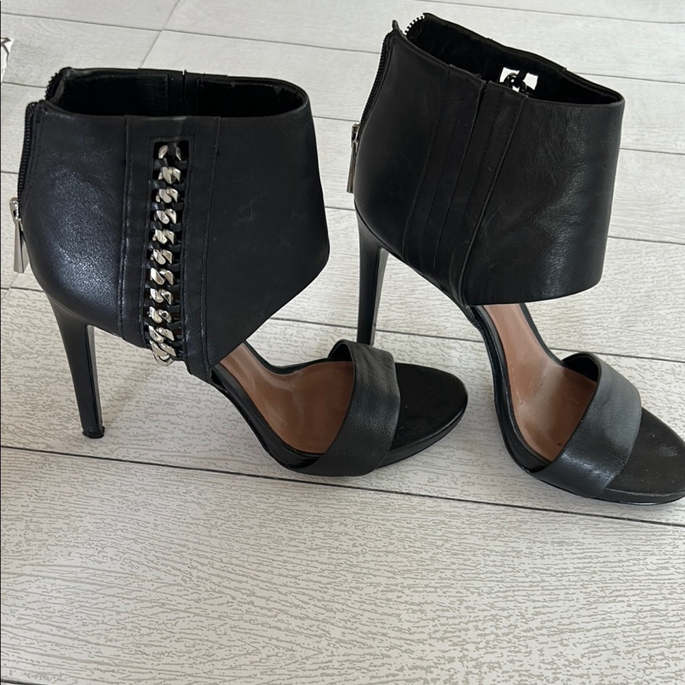 Vince Camuto 7 black ankle boots with sandal toe and silver hardware EUC 4” heel